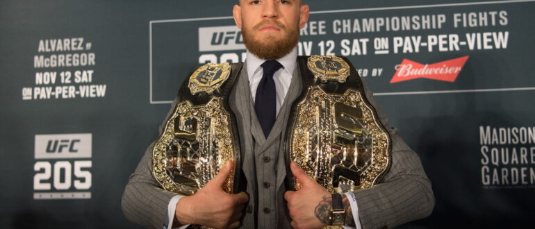 Конор Макгрегор завоевал оба титула после UFC 205.