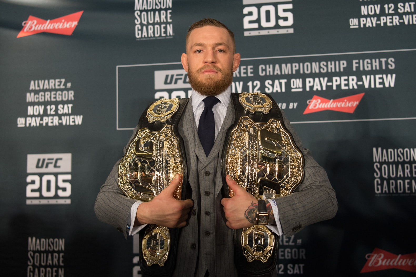 Конор Макгрегор завоевал оба титула после UFC 205.