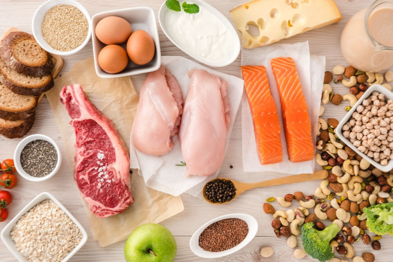 Набор продуктов, богатых белками, сложными углеводами и полезными жирами