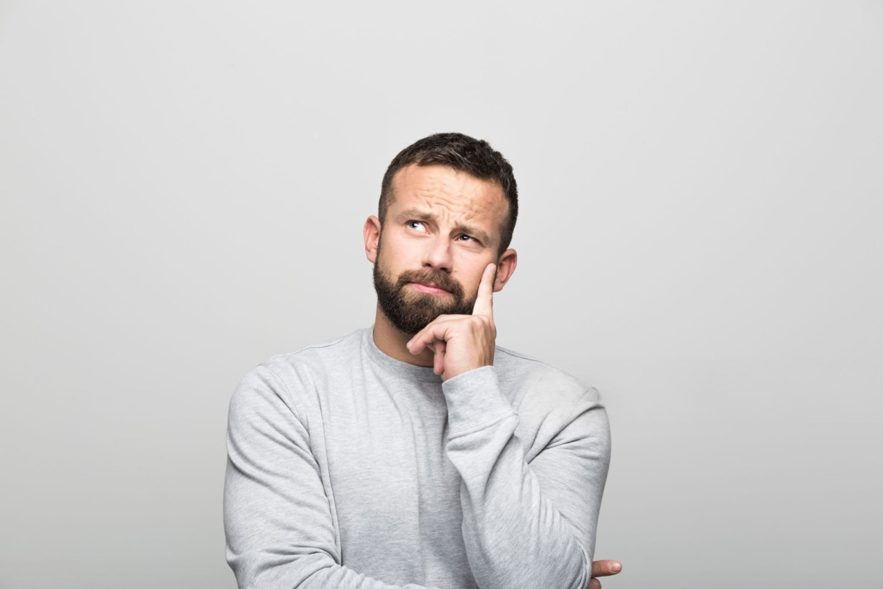 Мужчина задумался над выбором